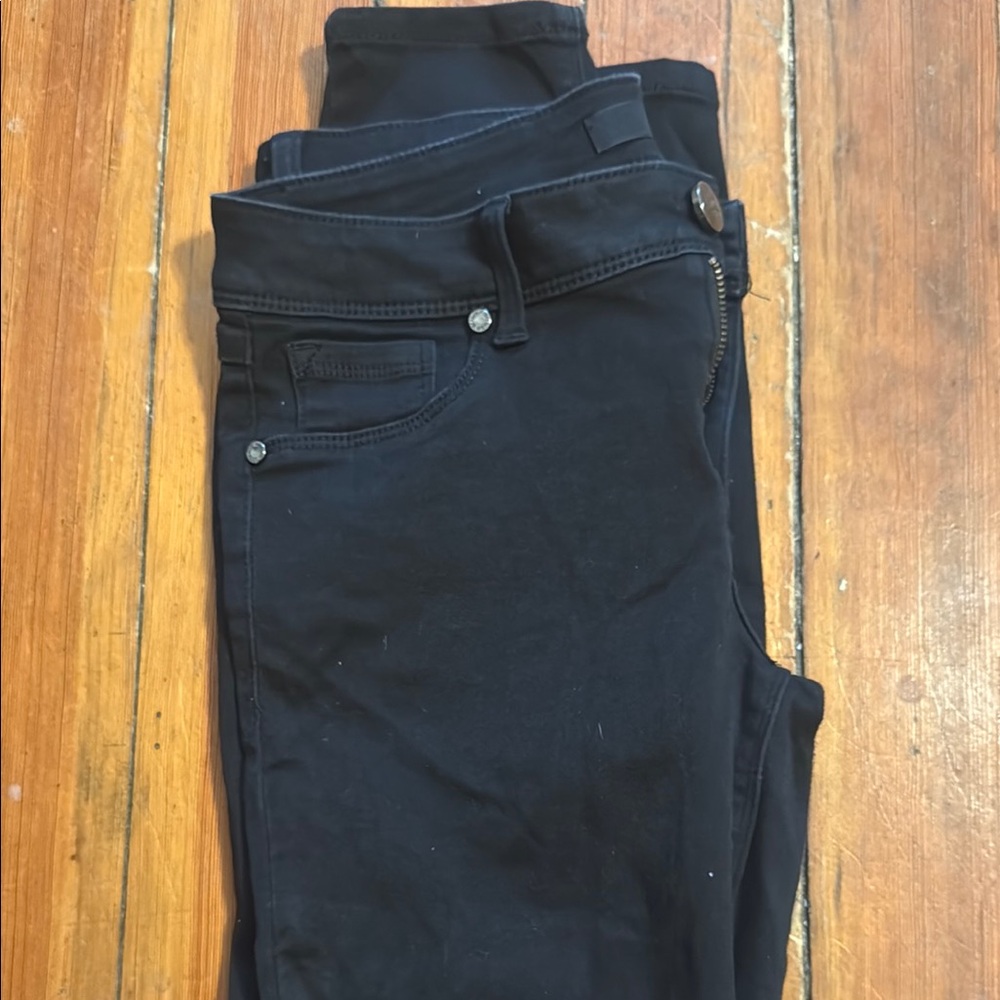 1822 Denim Black Jeggings with Slim Fit Design